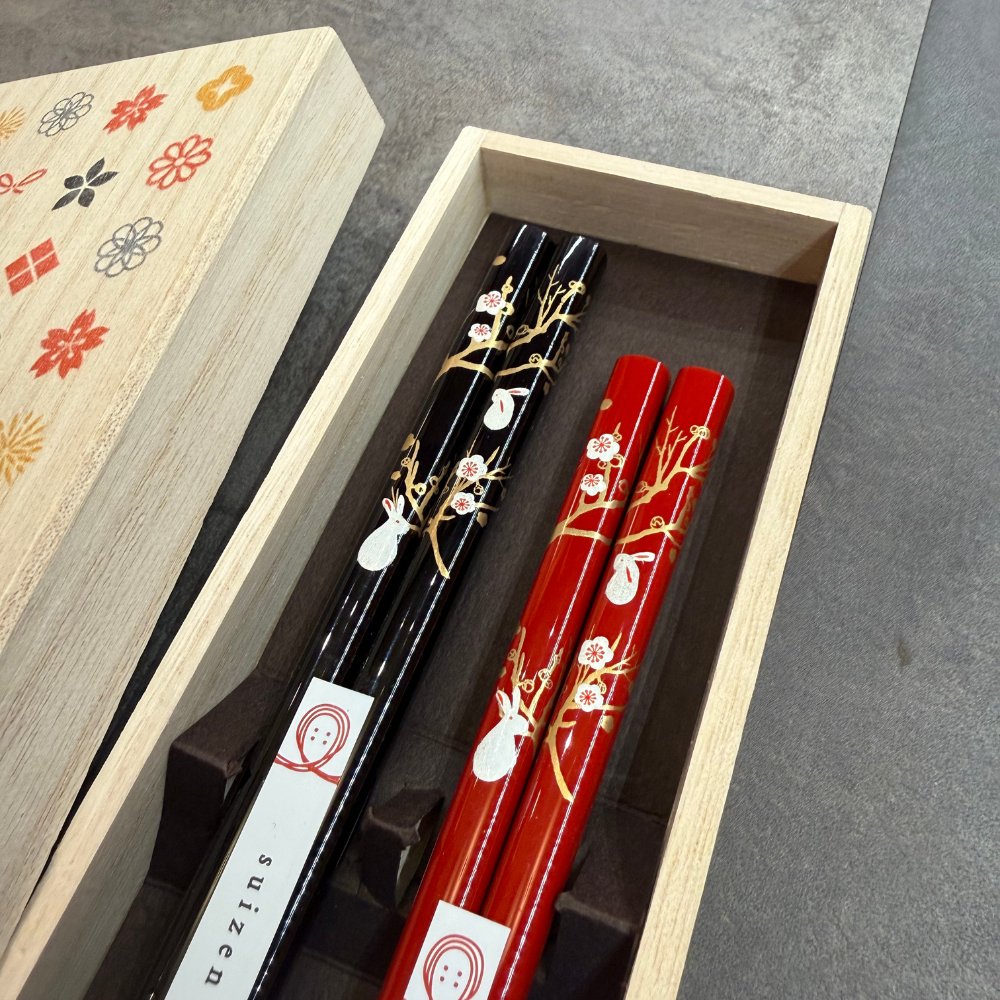 若狭塗り夫婦箸 梅と兎 小紋桐箱 (限定2セット)