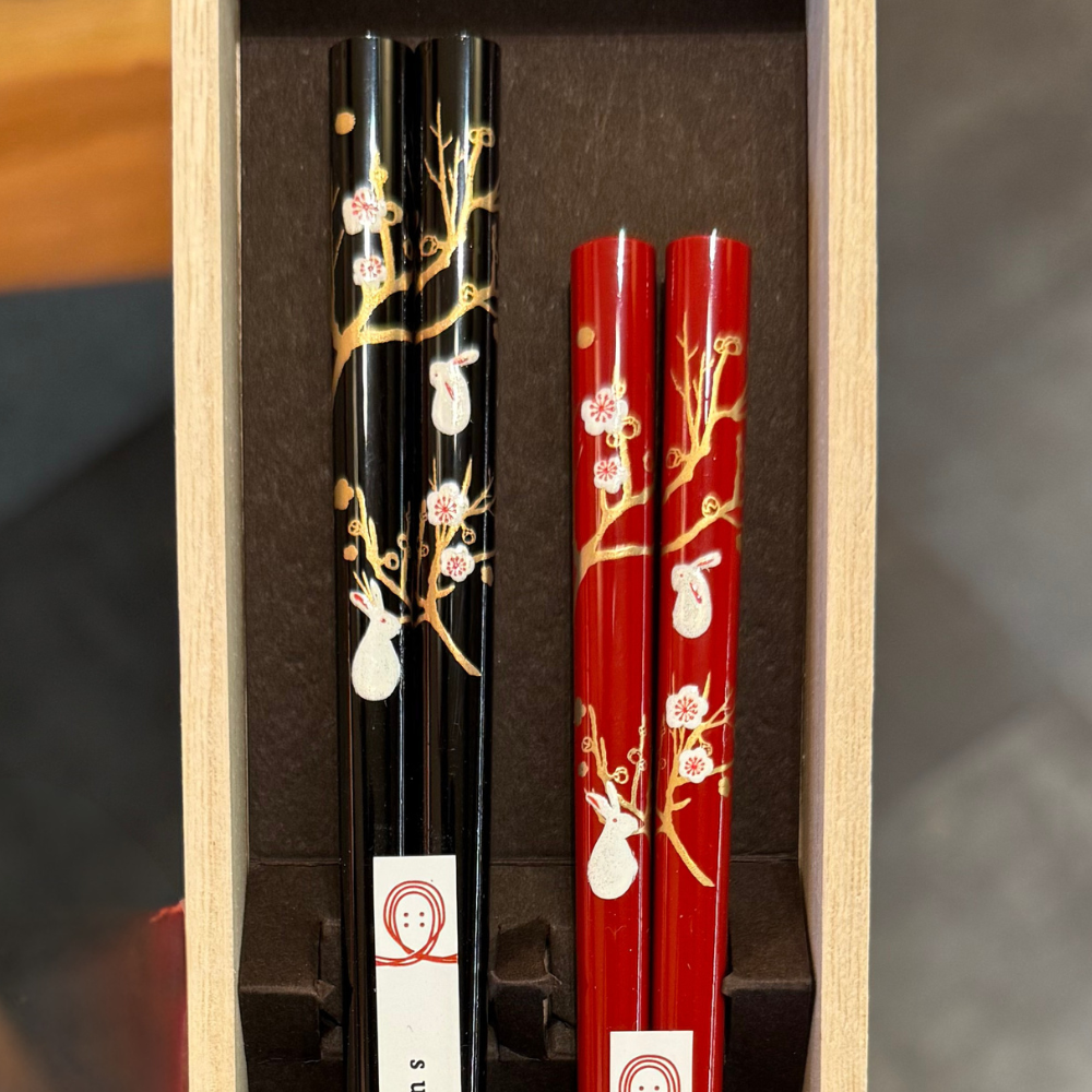 若狭塗り夫婦箸 梅と兎 小紋桐箱 (限定2セット)